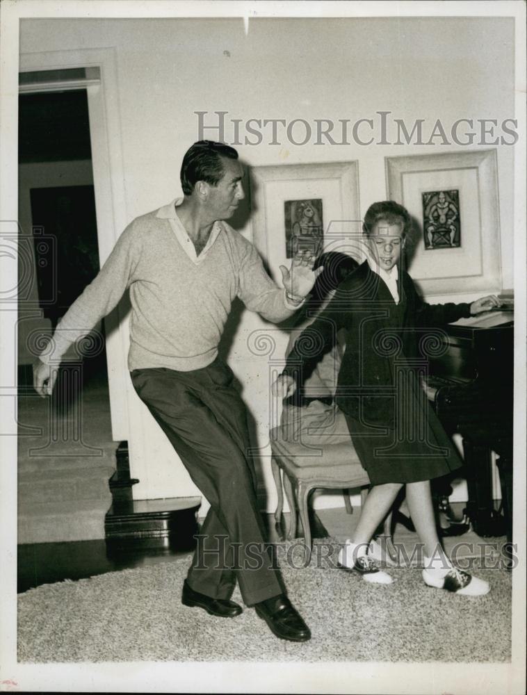 1968 Press Photo Macdonald Carey American Actor Dances With Daughter - RSL59101 - Historic Images