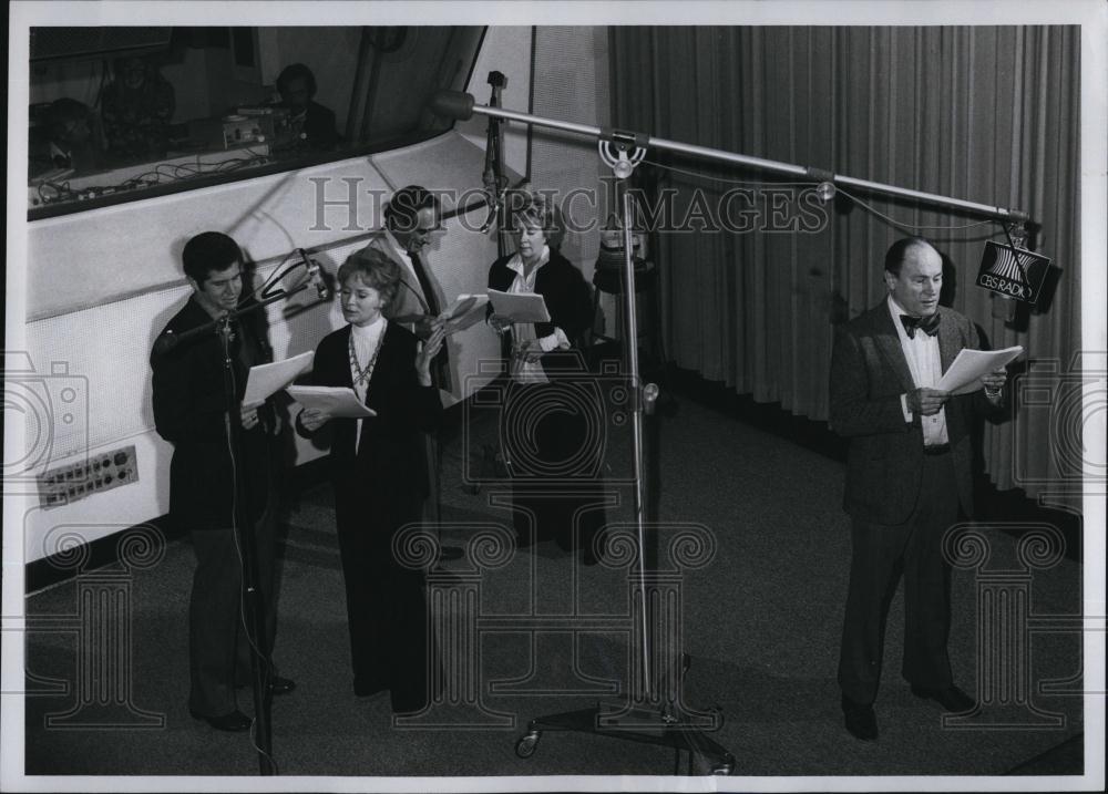 1974 Press Photo T Roberts, L Nettleton,N Rose &amp; T Keane &amp; host EG MArshall - Historic Images