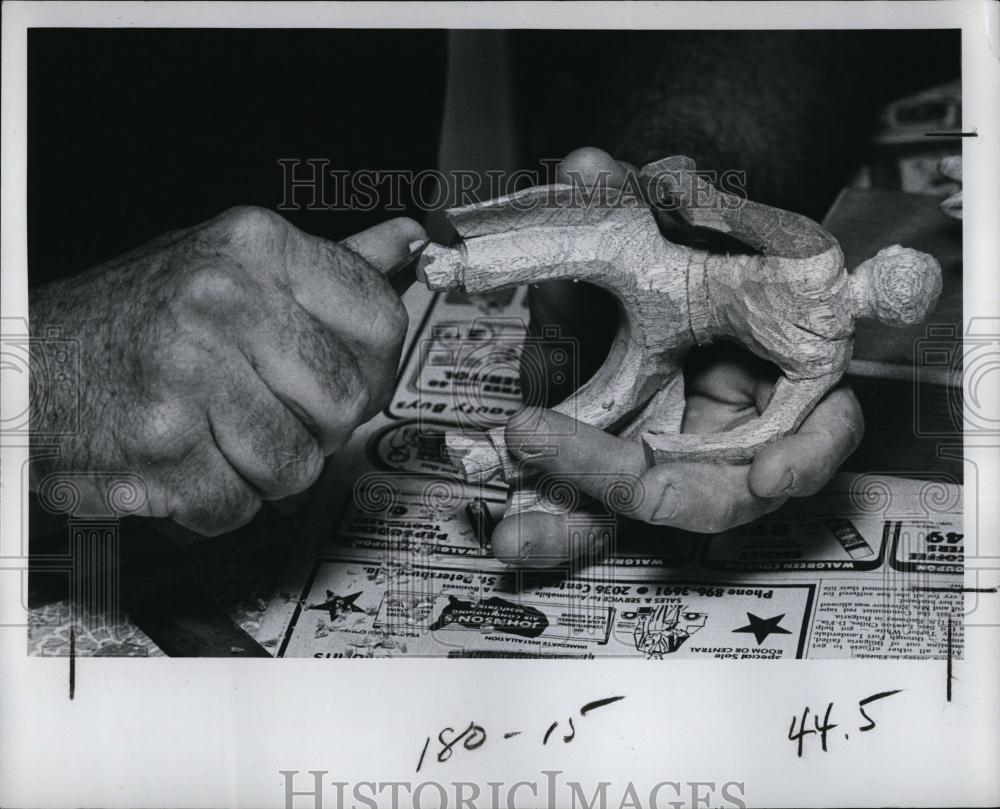 1977 Press Photo James R Keadle, Woodcarver - RSL99395 - Historic Images