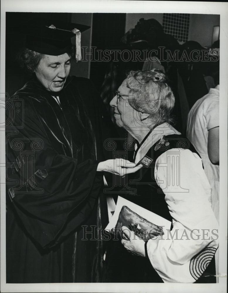 1950 Press Photo Dr Marion Fay greets oldest Alumna of Medical College of PA - Historic Images