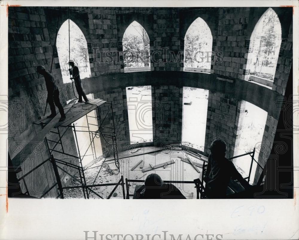 1973 Press Photo Castle turret, workmen check simulated bricks covering walls - Historic Images