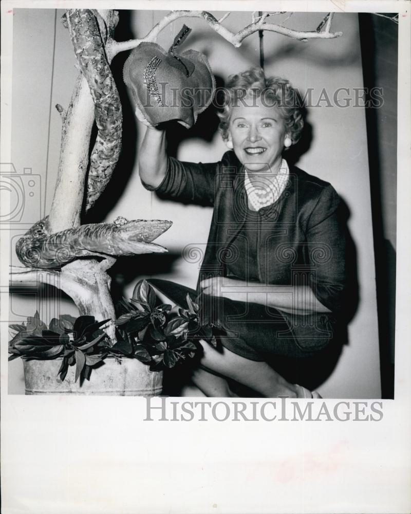 1963 Press Photo Mrs Fred Weilben with Her Snake Creation - RSL62373 - Historic Images