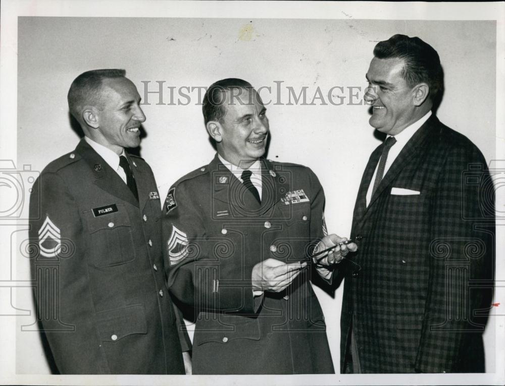 1961 Press Photo Mayor Weatherly Presented Key to City to M Sgt Stuart Queen - Historic Images