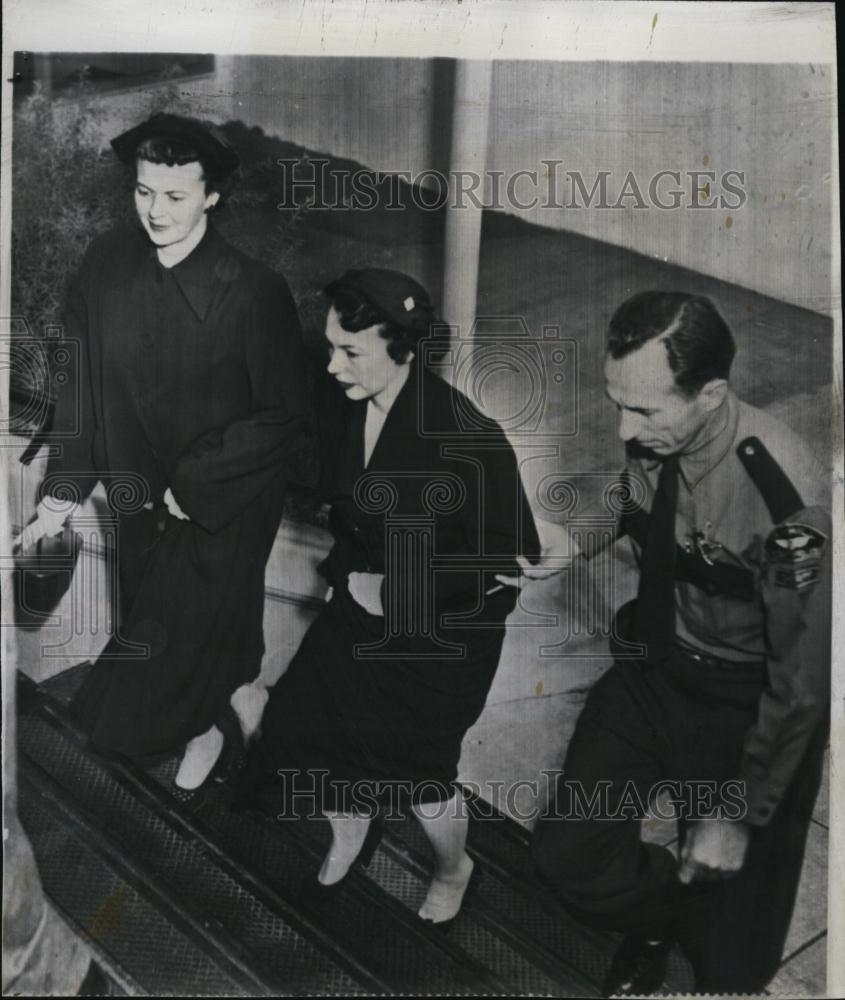 1955 Press Photo Marjorie Smith, Sheriff WJ Jonesand Mrs Jones leaving court - Historic Images