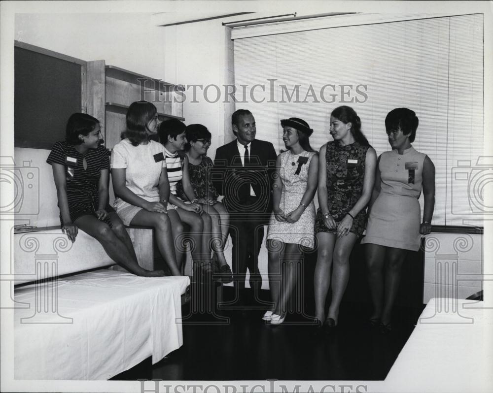 1969 Press Photo Housing Conference Northeastern University Liz Gilette Barbara - Historic Images