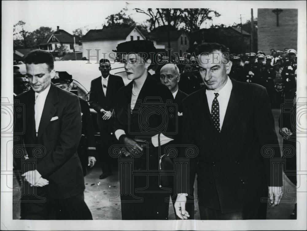 1957 Press Photo Andrew Fraser, Mrs J McCarthy & Wm McCarthy - RSL86685 - Historic Images