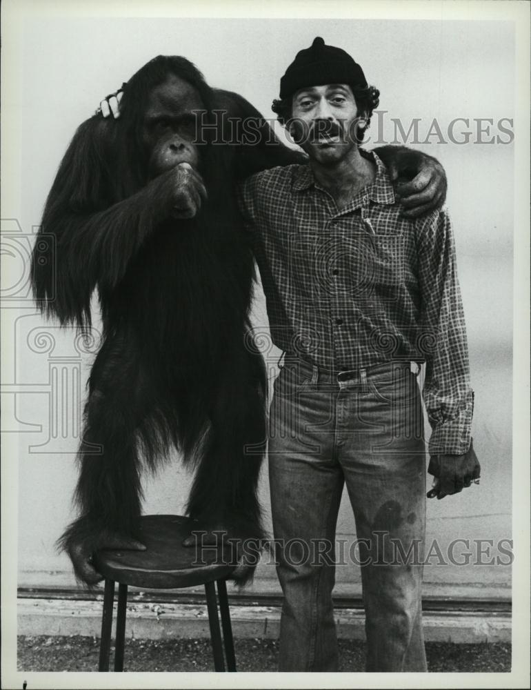 1982 Press Photo Hill Street Blues Series Actor Bruce Weitz With Orangutan - Historic Images