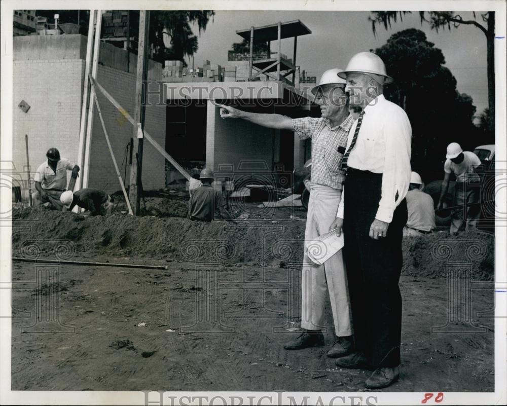 1965 Press Photo CaptRalph Styles and CASchulter at Sarasota College - Historic Images