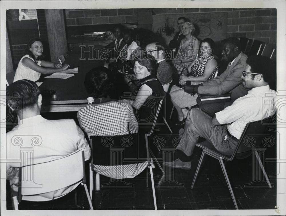 1968 Press Photo DrDorothy Worth of Dept of Public Health discuss with Mothers - Historic Images