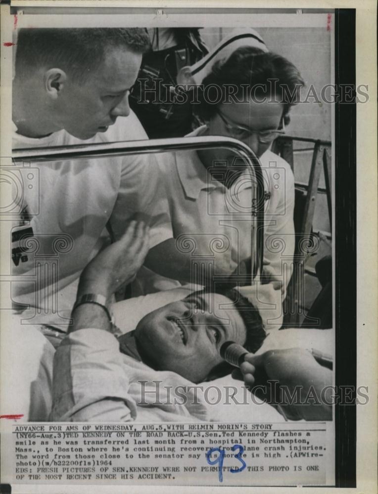 1964 Press Photo Sen Edward kennedy D of Mass after being in a crash - Historic Images