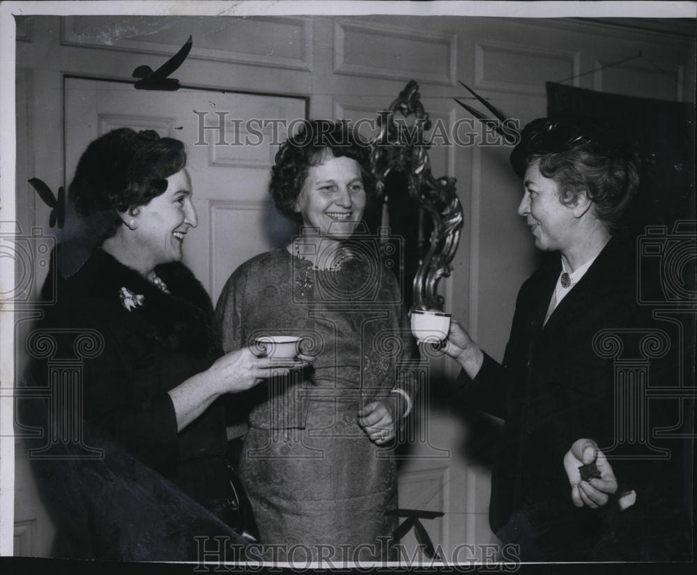 1962 Press Photo Mrs George T Bottomley, Mrs E Henderson, Mrs G Doriot - Historic Images