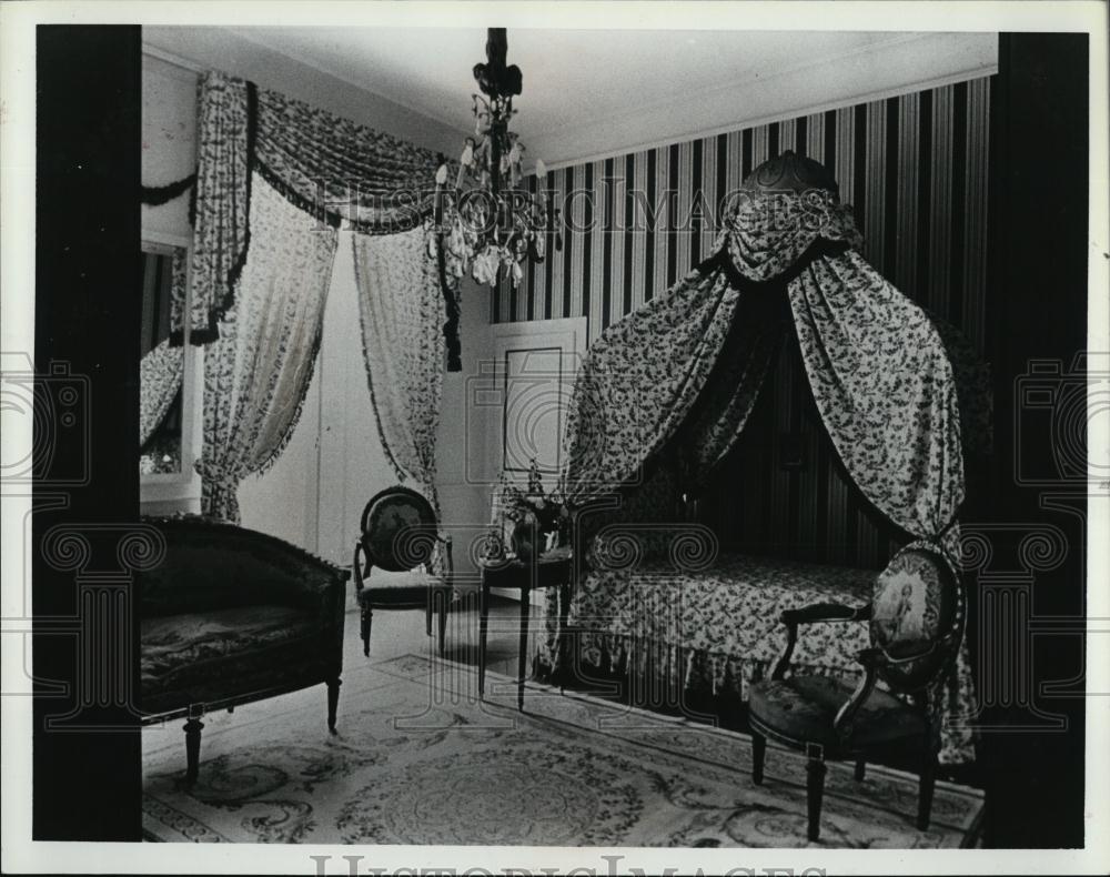 Press Photo Laura Ashley interior designs decorations home bedroom - RSL07569 - Historic Images