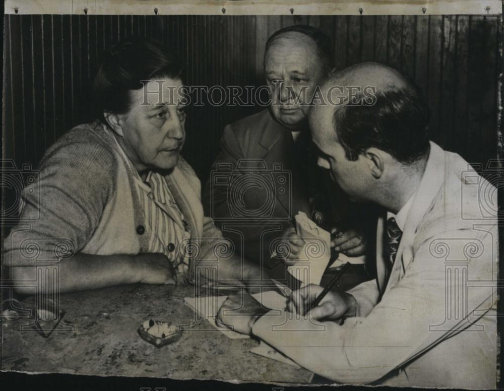 1948 Press Photo Martha Knutson at rest home with reporters - RSL86215 - Historic Images