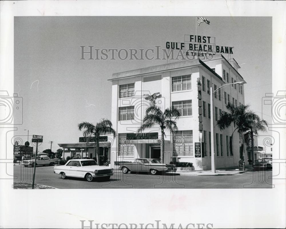 1964 Press Photo First Gulf Beach Bank &amp; Trust Co in St Pete, Florida - Historic Images