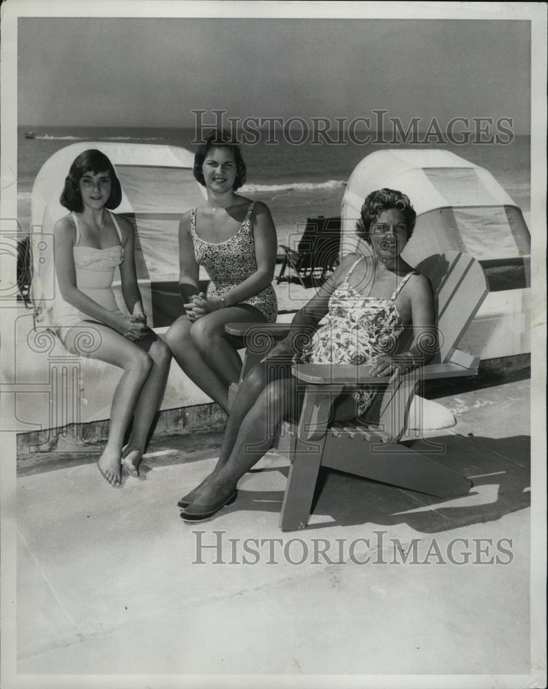 1960 Press Photo MrsPaul RBurns and daughter Paula at LaPlaya Hotel - Historic Images