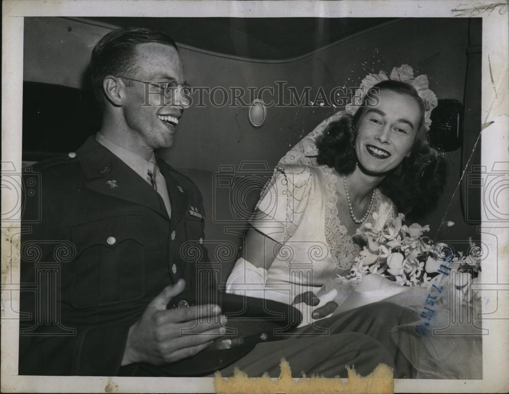 1945 Press Photo LtDavid Devens and Lucy Truman Aldrich at their wedding - Historic Images