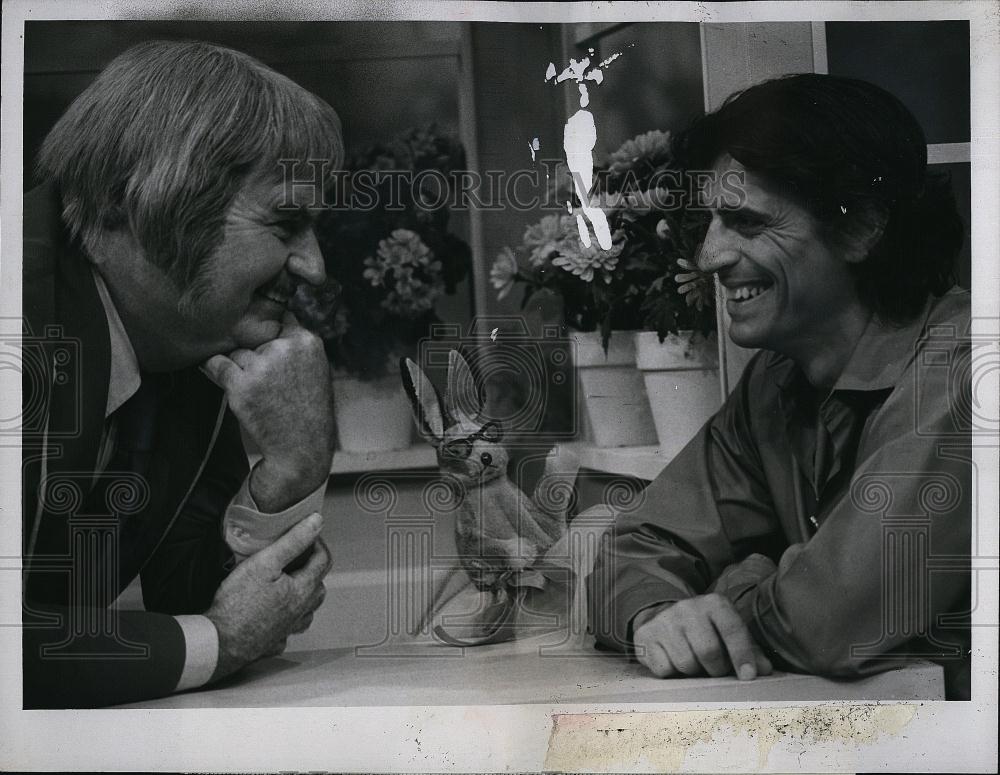 1975 Press Photo Bob Keeshan Edward Villella in Scene from &quot;Captain Kangaroo&quot; - Historic Images