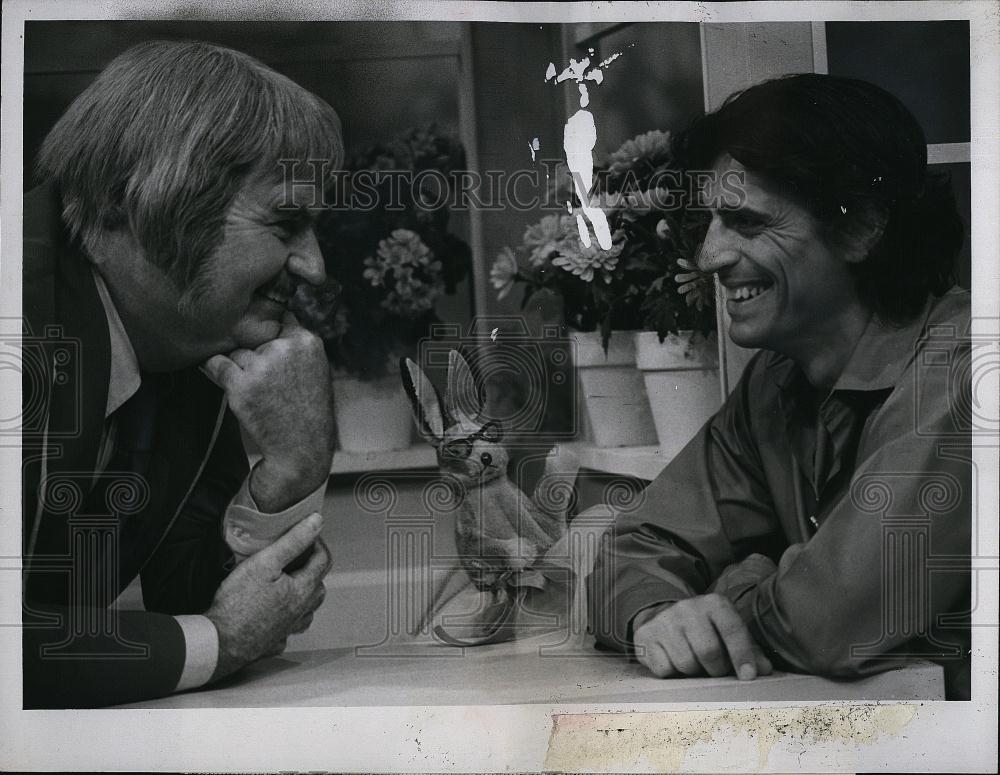 1975 Press Photo Bob Keeshan Edward Villella in Scene from "Captain Kangaroo" - Historic Images