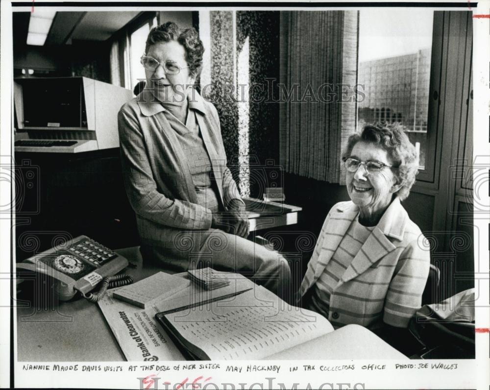 1980 Press Photo Nannie Maude Davis Visits With Sister May Hackney - RSL69721 - Historic Images