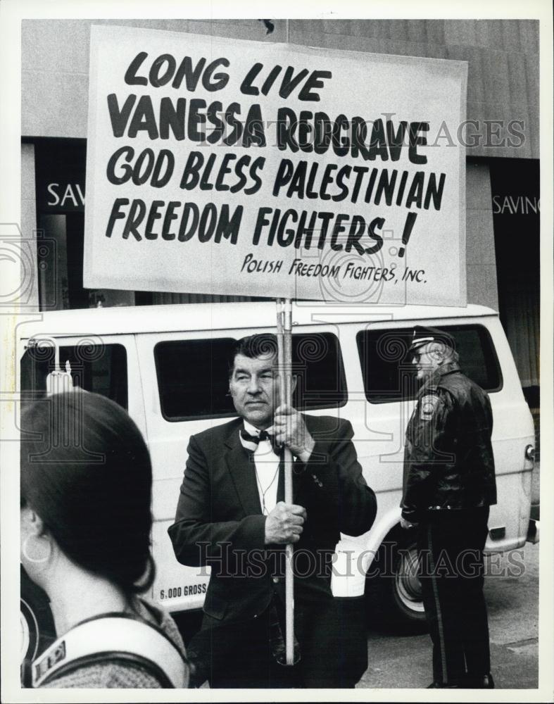 1982 Press Photo Demonstrators at Actress Vanessa Redgrave Concert - RSL01361 - Historic Images