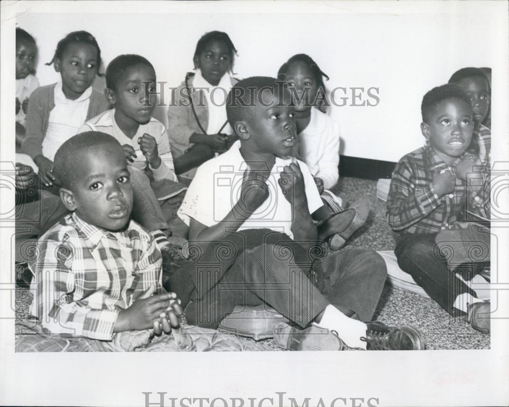 1967 Press Photo Fairyland Kindergarten kids during story time at library - Historic Images