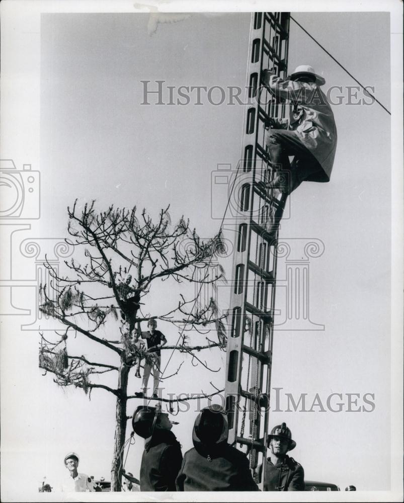 1965 Press Photo Fireman climbing ladder - RSL64717 - Historic Images