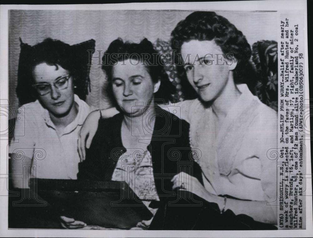 1958 Press Photo Mrs Wilfred Hunter & kids Brenda & Marilyn, miner dad found - Historic Images