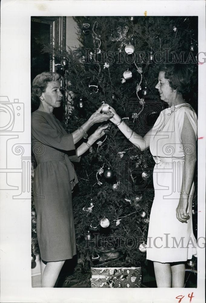 1962 Press Photo Trimming Mansion Tree Mrs Winchester Mrs Wayne Stutlz - Historic Images