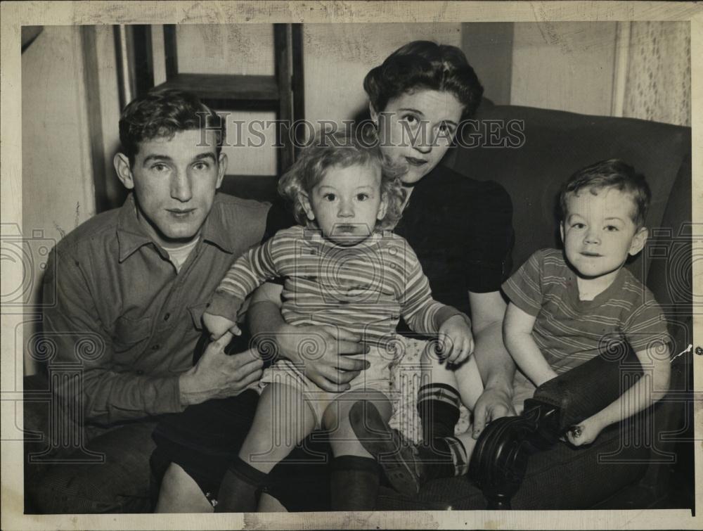 1942 Press Photo Mr &amp; Mrs Leslie Tracey and Family - RSL39535 - Historic Images