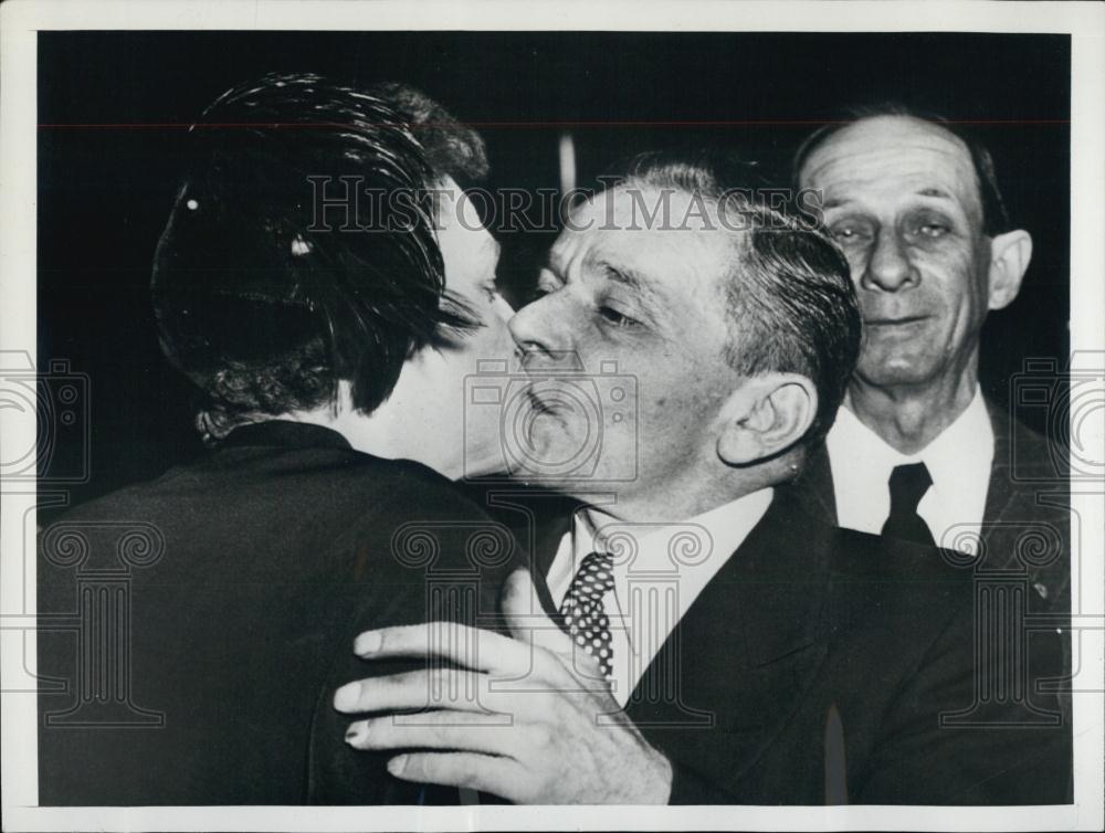 1954 Press Photo Wrongly accused parolee Joseph Chapman with wife after release - Historic Images