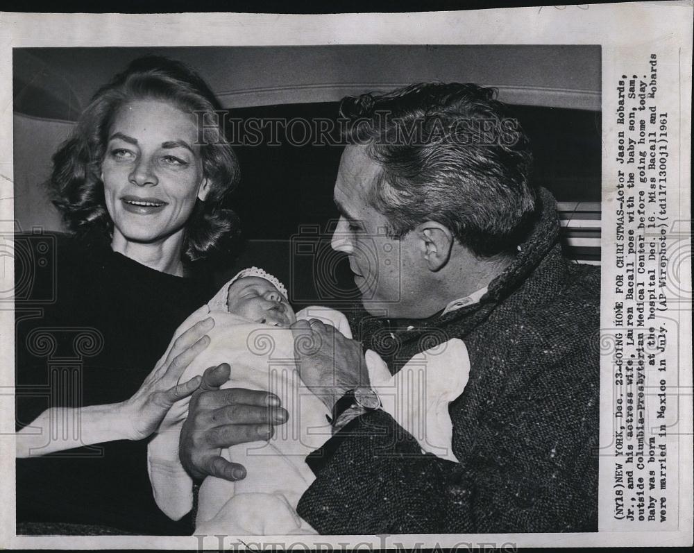 1961 Press Photo Actor Jason Robards,& wife Lauren Bacall & new baby - RSL85399 - Historic Images