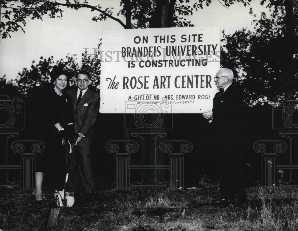 1960 Press Photo Mr&amp; Mrs Edward Rose, donors to Brandeis U Art Center - Historic Images