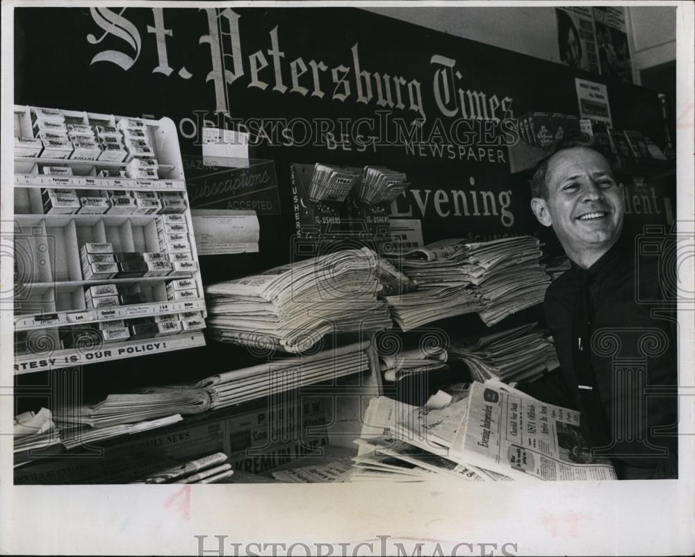 1965 Press Photo Ed Reed at Reed&#39;s News - RSL96813 - Historic Images