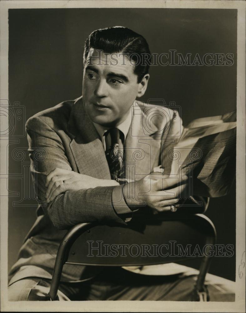 Press Photo &quot;Singing Cop&quot; Phil Regan becomes Broadway &amp; Hollywood Star - Historic Images