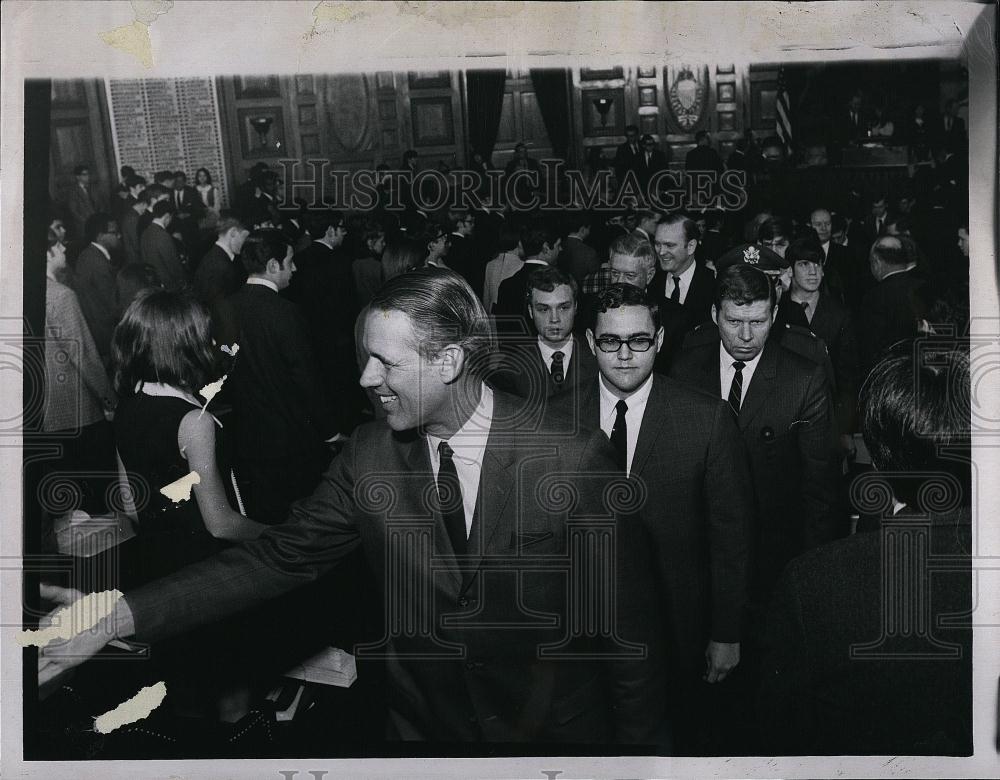 1969 Press Photo Mass Gov Sargent & student Gov Jeff Thompson of Yarmouth - Historic Images