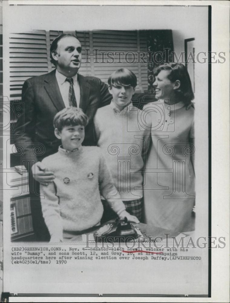 1970 Press Photo Senator-Elect Lowell Weicker, wife Bunny, sons Scott and Gray - Historic Images