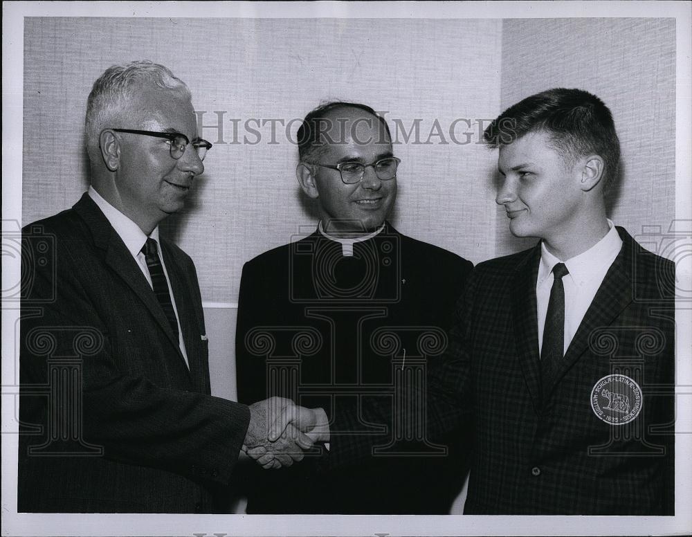 1962 Press Photo Aleck Danylevich Congratulated by Richard E Viguers - Historic Images