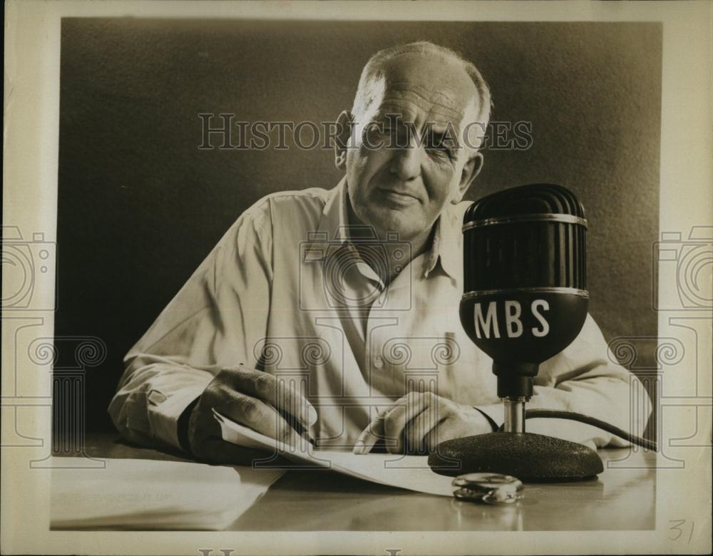 Press Photo Gabriel Heatter news broadcaster - RSL98919 - Historic Images