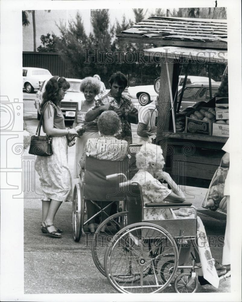 1982 Press Photo Porto&#39;s Mobile Fruit &amp; Vegetable Stand Resident from Majestic - Historic Images