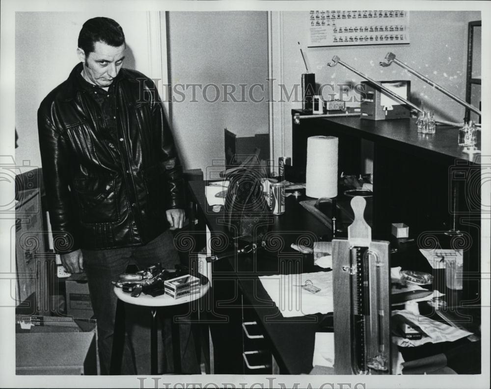 1978 Press Photo DetThomas Collins,examine a gun at Central Square Laboratory - Historic Images