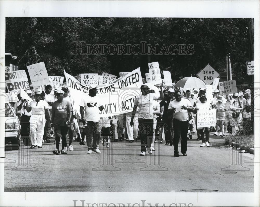 1993 Press Photo Citizens on Patrol COP Taking Back Neighborhood from Drug Deale - Historic Images