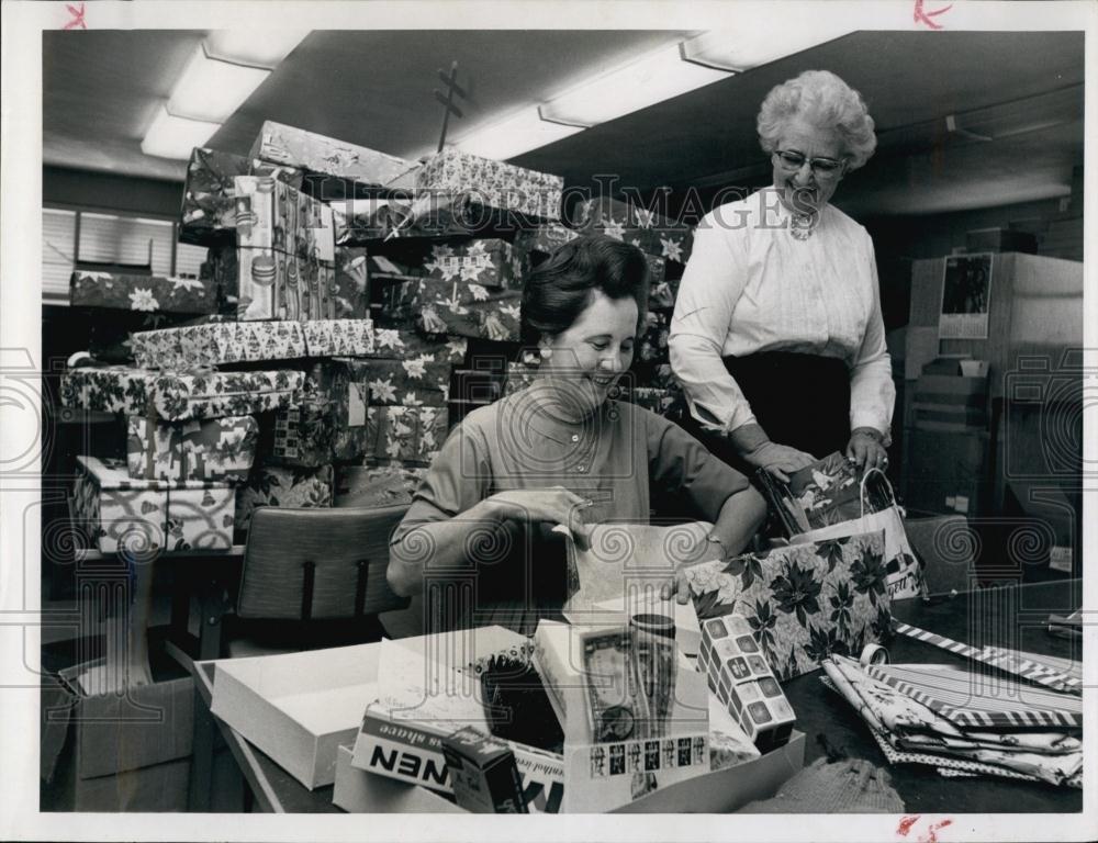 1962 Press Photo Mrs WL Tillinghast &amp; Mrs JC Schanbarger helpwith Xmas gifts - Historic Images