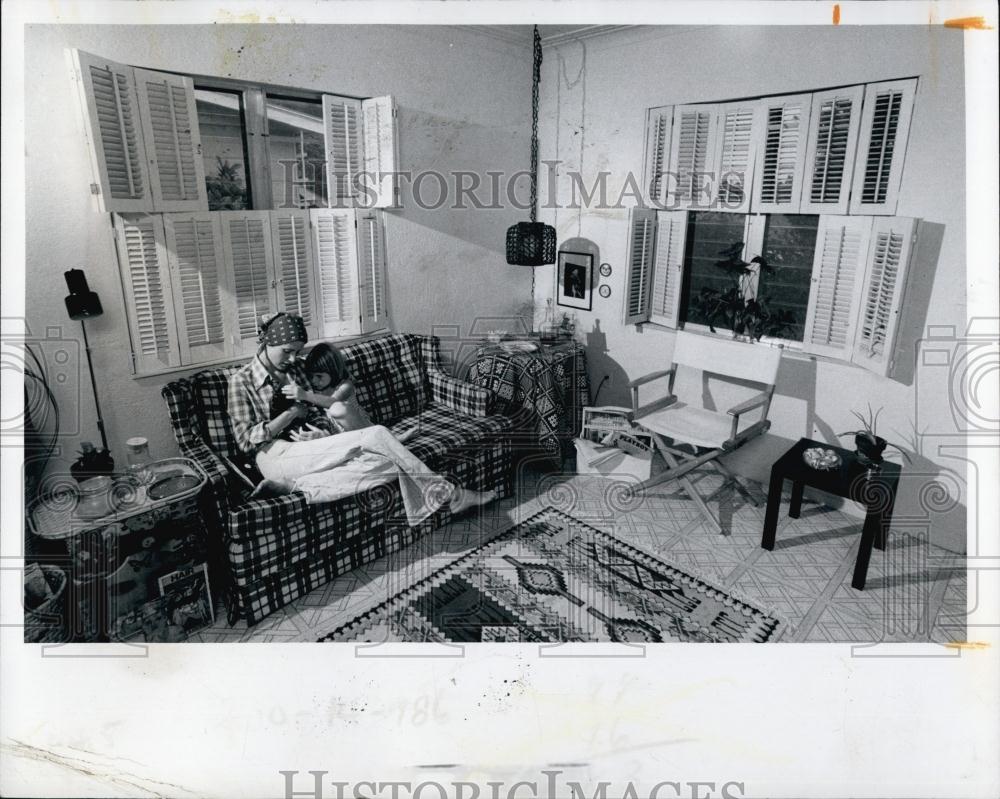 1974 Press Photo Indian Patterned Rug and Black White Plaid Love Seat Stephen - Historic Images