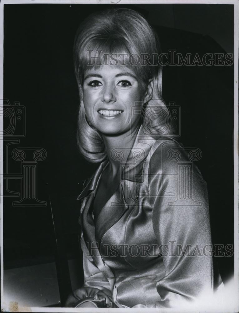 1960 Press Photo Actress Fran Owns Sitting On Set Of New Movie - RSL78661 - Historic Images