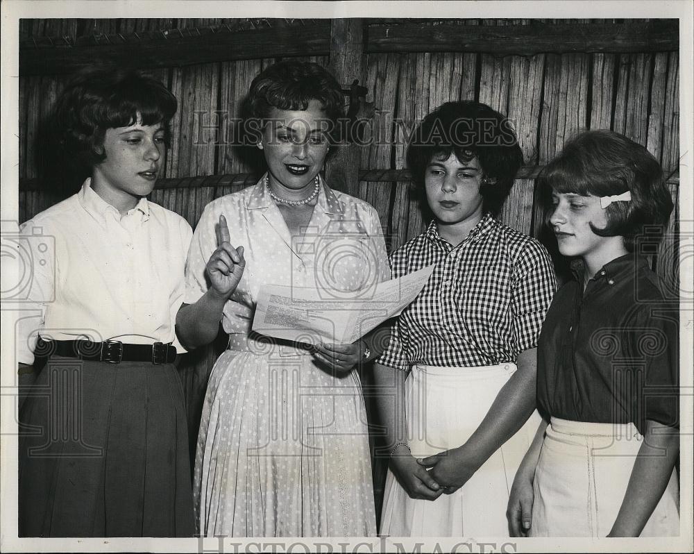 1962 Press Photo Group Outlines New Girls Dress Code At Brookline High School - Historic Images