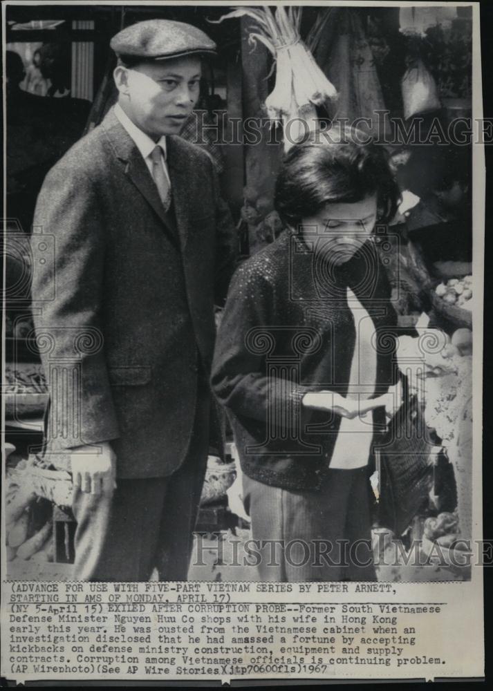 1967 Press Photo Nguyen Huu Co former Vietnam Defense Minister shops with wife - Historic Images