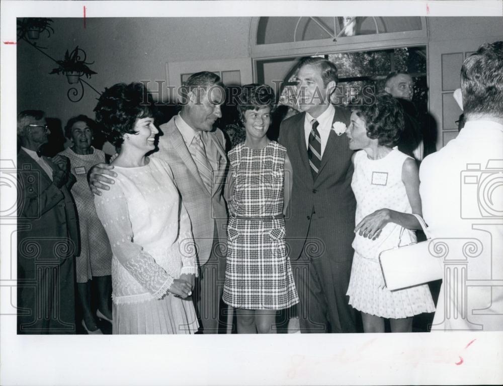 Press Photo Lt Governor Ray Osborne Speaks With Group - RSL69975 - Historic Images