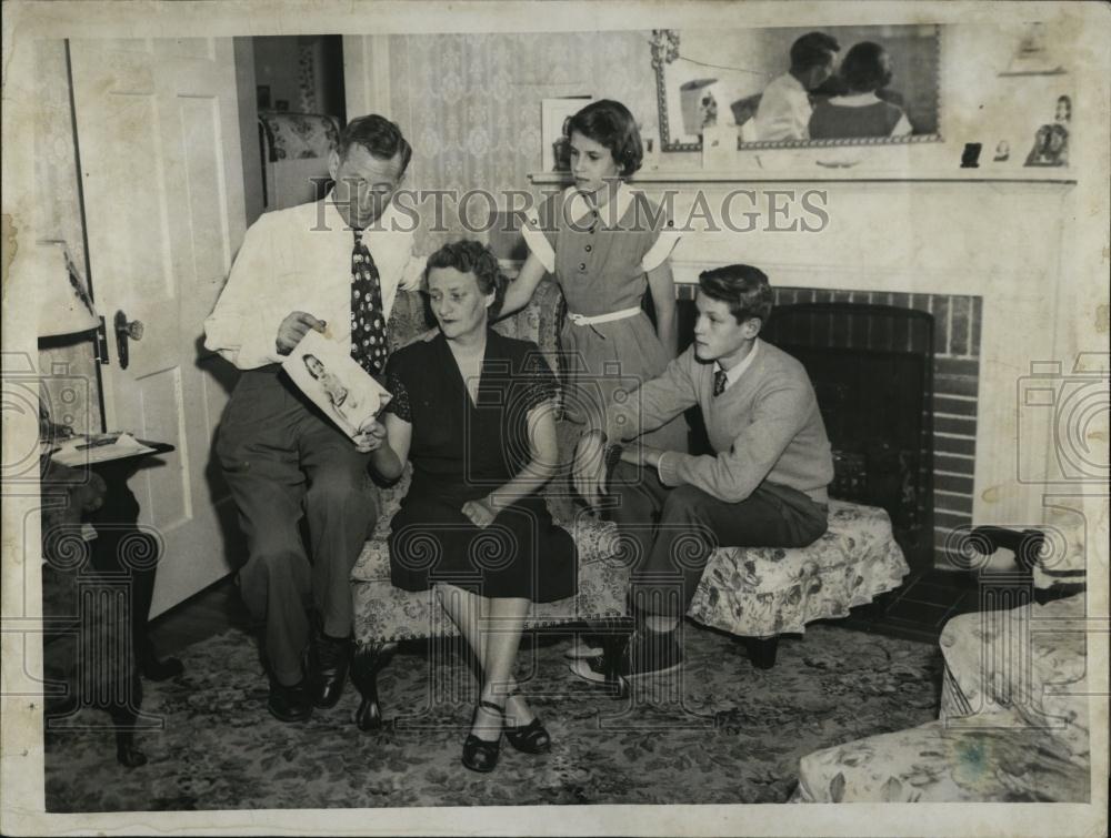 1950 Press Photo Mr &amp; Mrs Frank Worster &amp; 2 Adopted Children Eleanor &amp; Kenneth - Historic Images