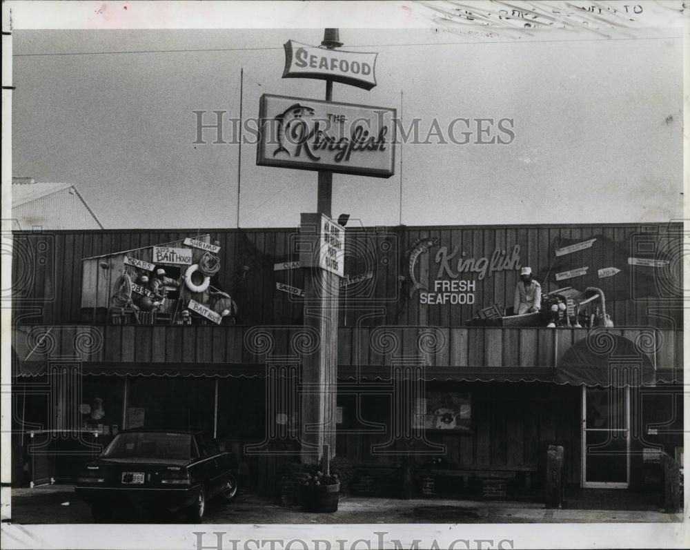 1984 Press Photo Kingfish Restaurant parking lot and building - RSL99675 - Historic Images