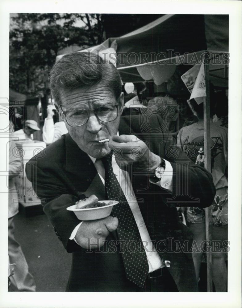 1990 Press Photo John Silber on his campaign trail - RSL03675 - Historic Images